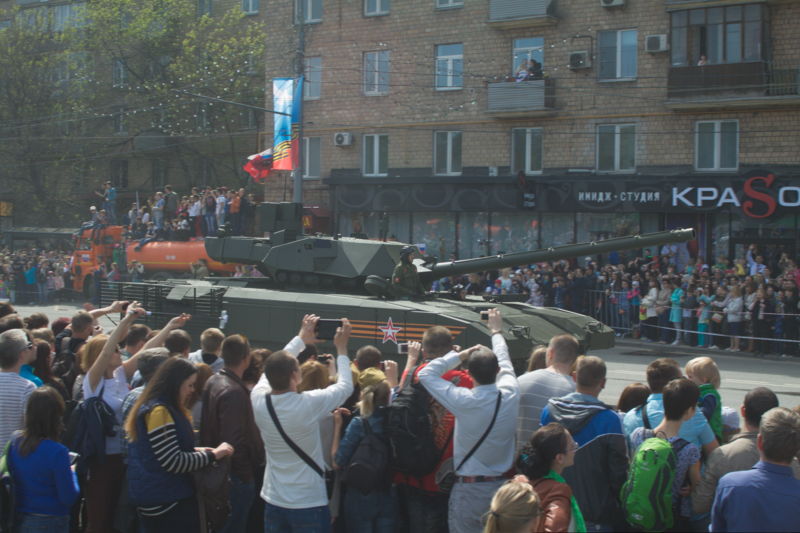 Танк Т-14 Армата возвращается с парда. Ленинграшский проспект 9 мая после Парада Победы