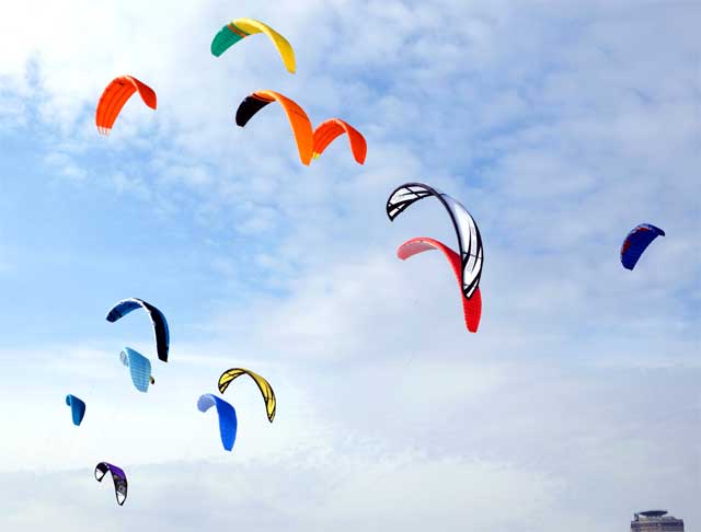 Разноцветные кайты в небе на Строгинским заливом