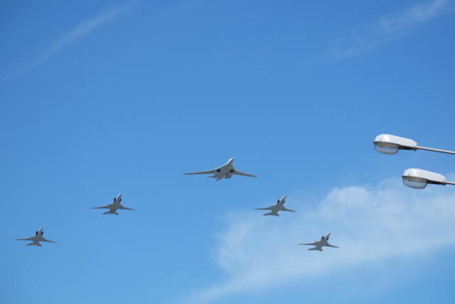 Дальние бомбардировщики Ту-22МЗ и Ту-160 (в центре группы)