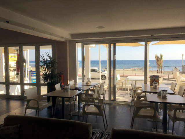 Кафе в холле отеля Flamingo Beach
