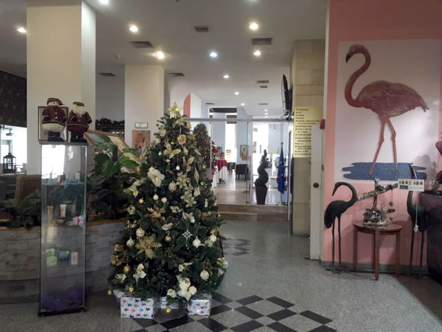 Холл отеля Flamingo Beach в рождественском оформлении