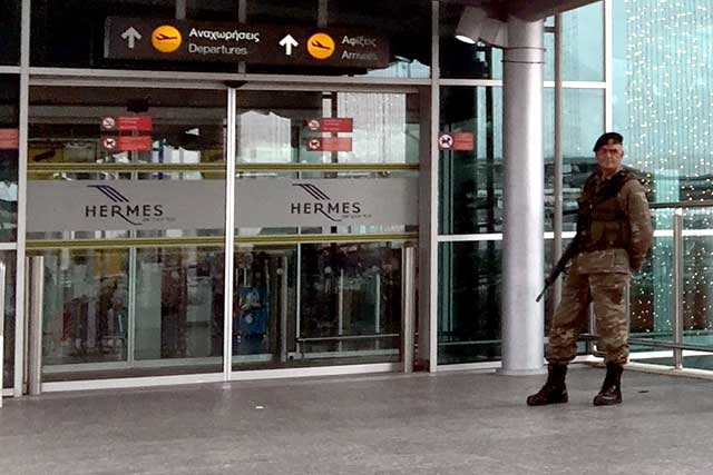 Аэропорт Гермес под охраной. Кипрский солдат у входа в аэропорт