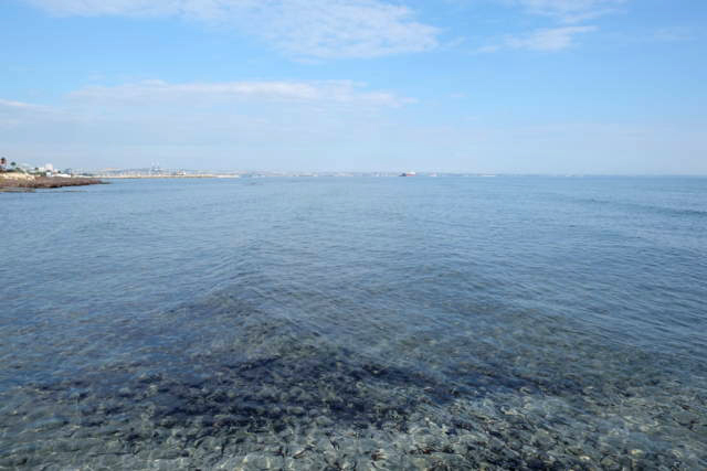 Прозрачная вода Средиземного моря. Вид на залив Ларнака