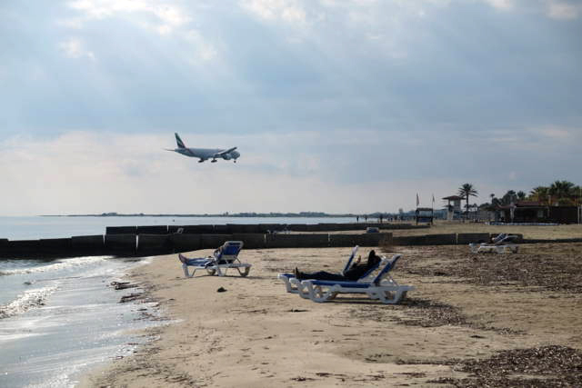 Самолеты в Ларнаке заходят на посадку практически над пляжем