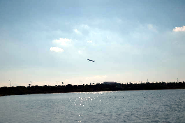 Аэропорт Ларнака находится совсем рядом с Соленым озером