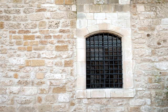 Окно в стене церкви Святого Лазаря