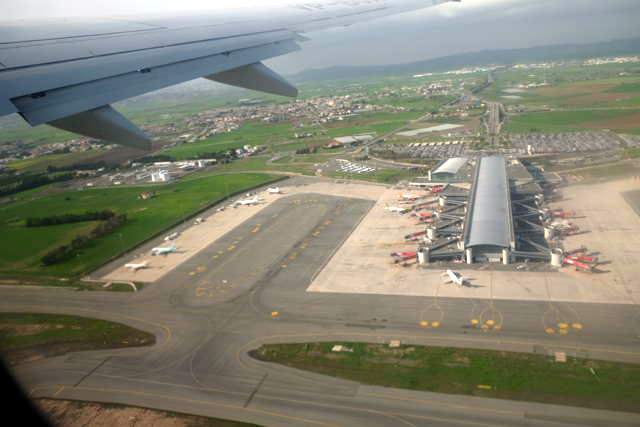 Внизу международный аэропорт Гермес Ларнаки