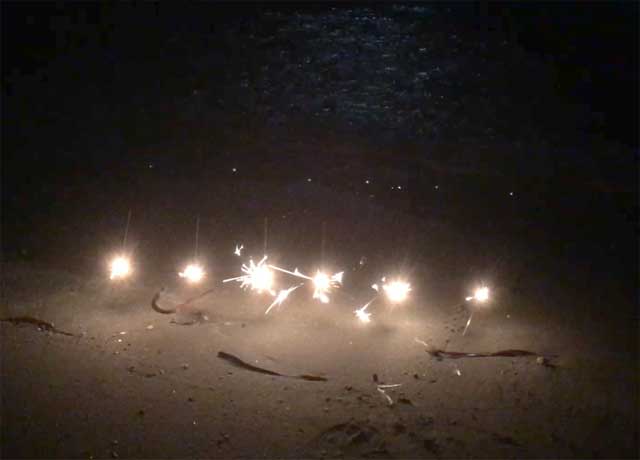 Бенгальские огни на пляже Средиземного моря в Ларнаке в Рождество