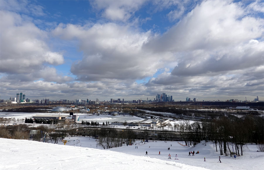 Вид на Москву с горнолыжного спуска парка Лататрэк. Камера Sony RX100M7