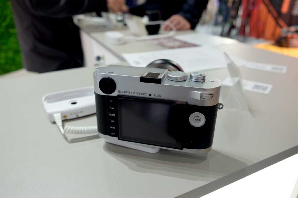 Зенит М -- первая отечественная дальномерная цифровая камера
