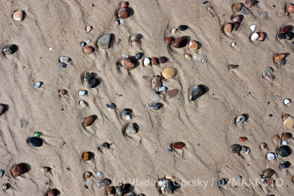 Море постоянно выносит на берег небольшие камни